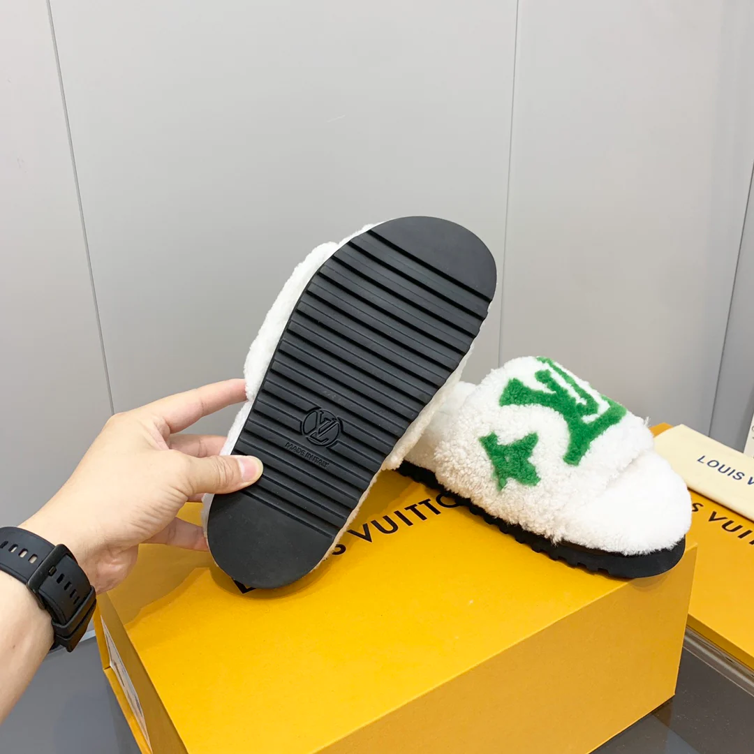 Новинка ранней весны 2022 года от LV — Пушистые тапочки — Белые и зеленые