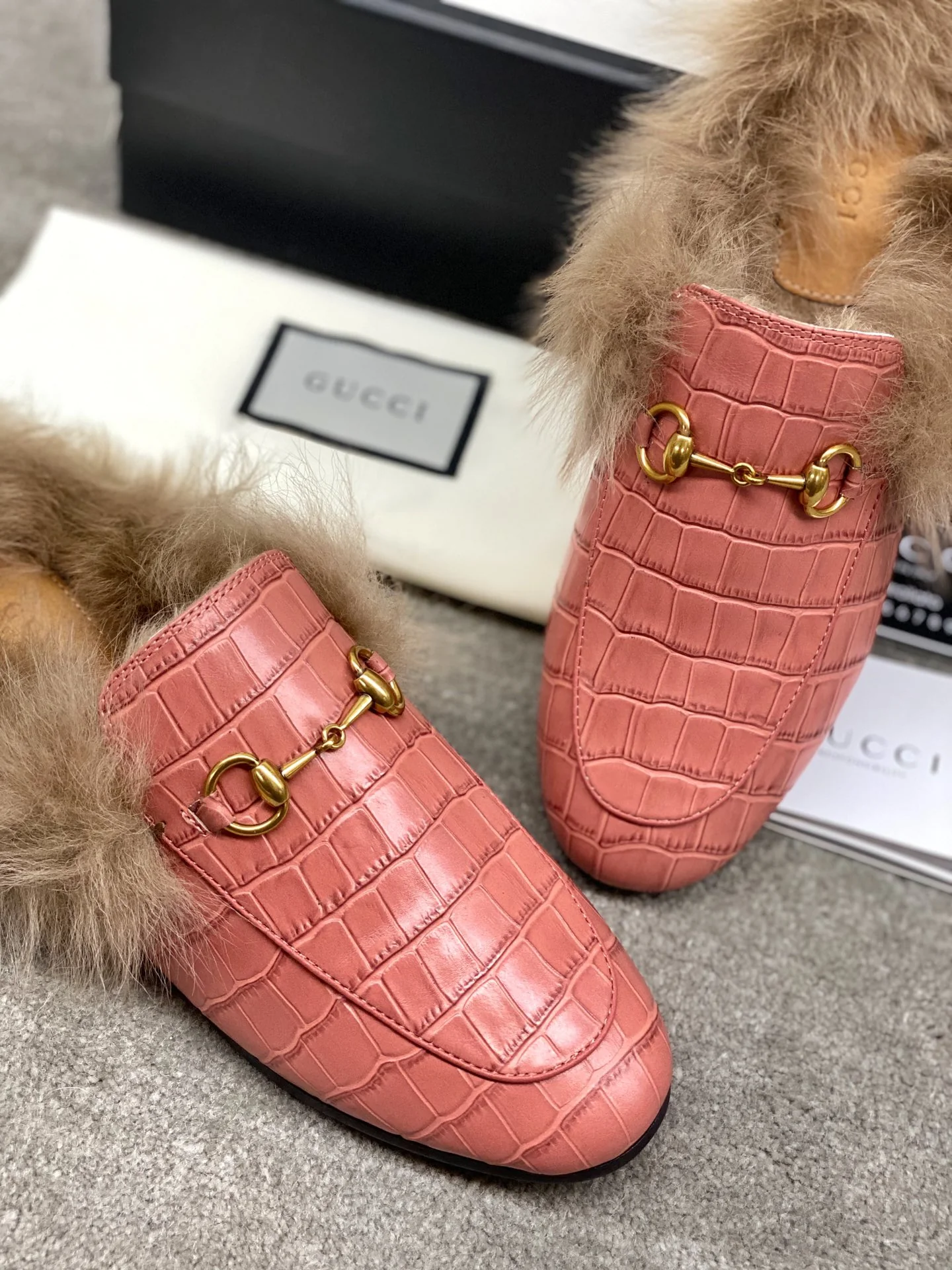 Бутик Gucci 2020 — Последний образ с подиума — Меховые тапочки — Розовый с каменным узором