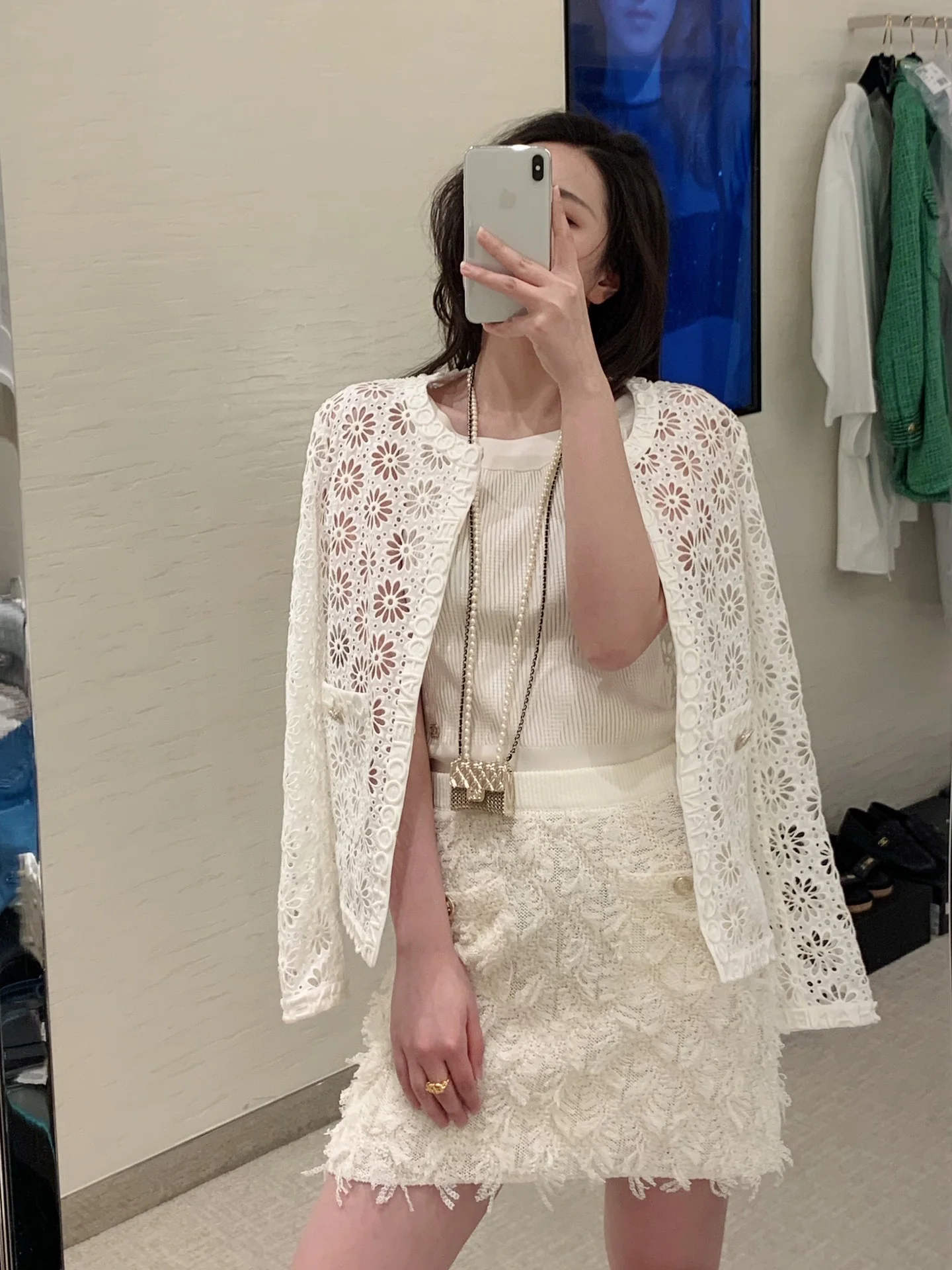 Металлическая сумка Chanel с жемчужной цепочкой