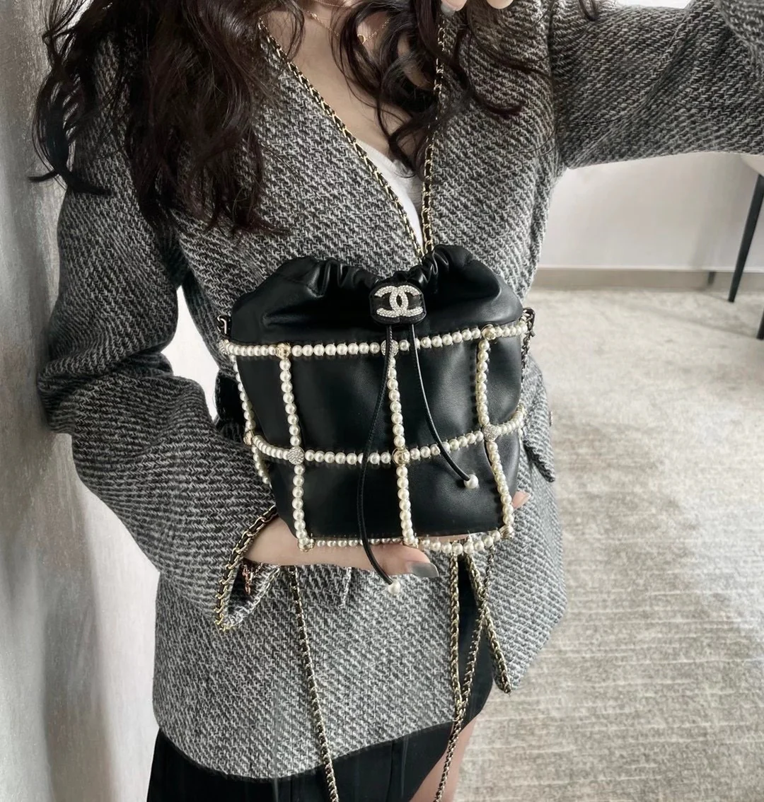 Сумка-ведро Chanel с жемчужным декором на завязках