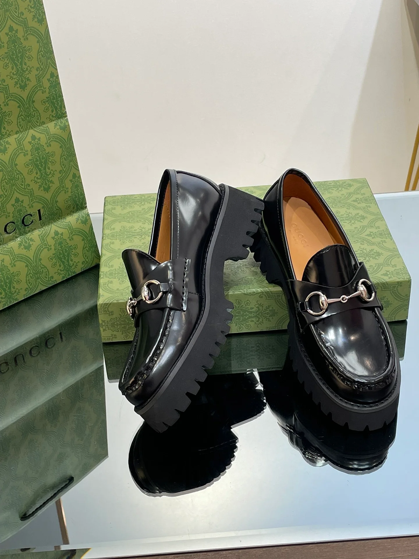 Лоферы Gucci 2024 на платформе с серебряной пряжкой и пряжкой в ??виде конской уздечки - черные