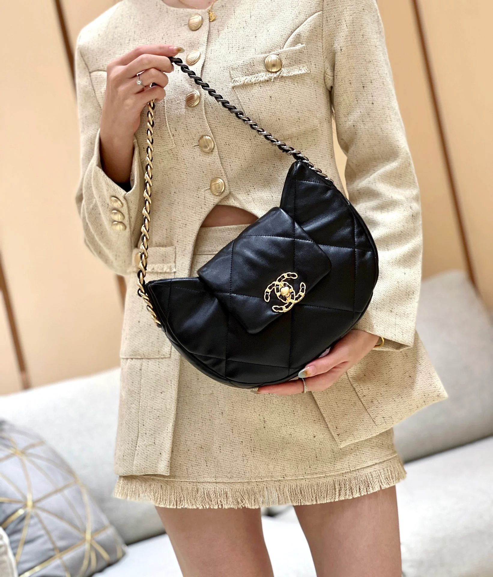 Новая коллекция Chanel ?Ранняя весна? — 24c — 19bag — сумка-хобо под мышкой — черная.