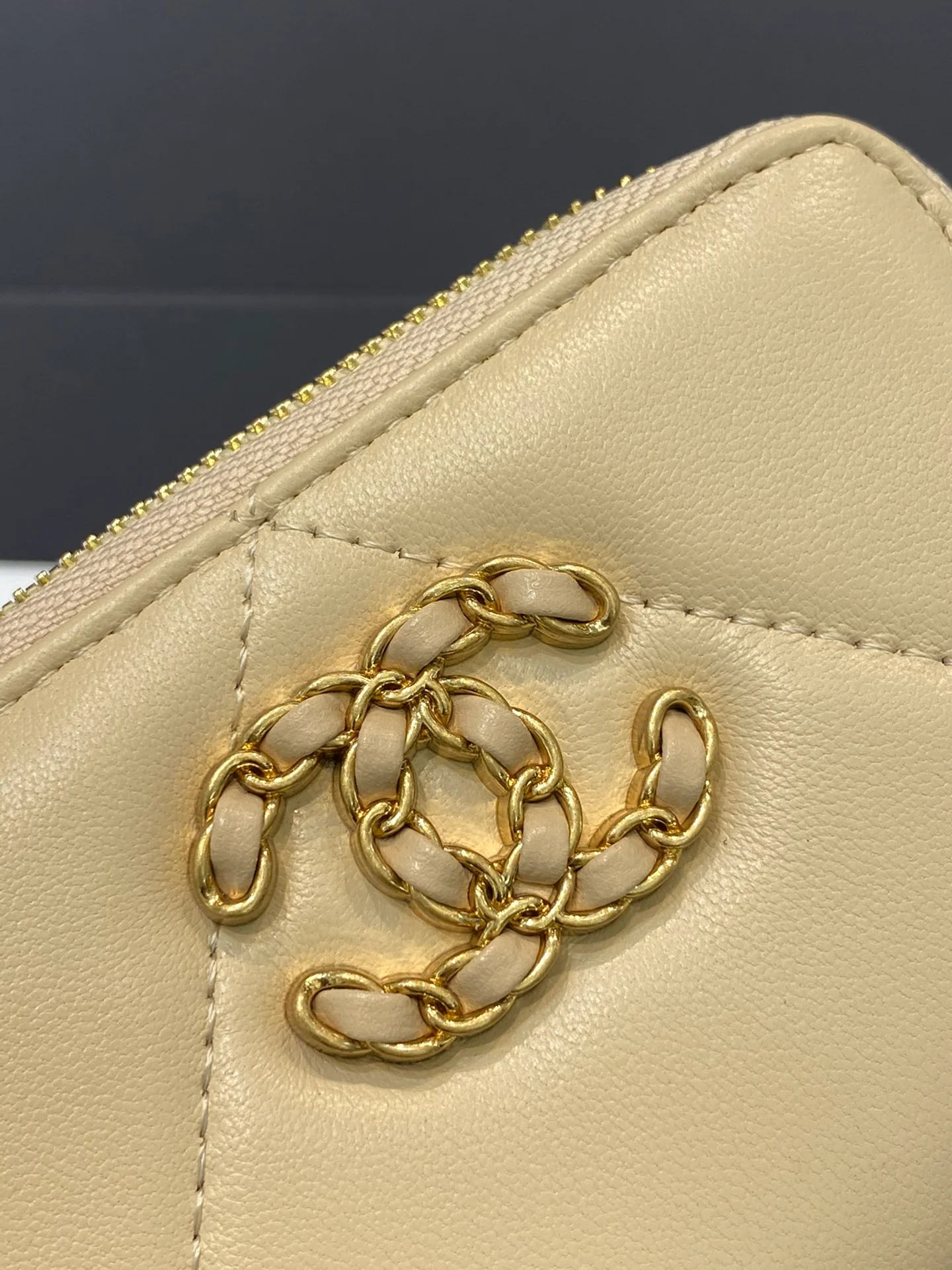 Chanel 19 серии - Большой держатель для карт на молнии с ромбовидным узором - Желтый