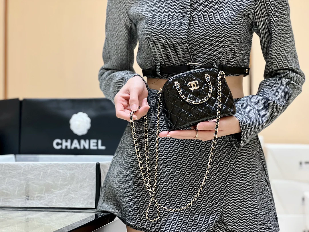 Новинка сезона весна/лето 2023 от Chanel - сумка Shell из лакированной кожи - черная - фотографии в действии.