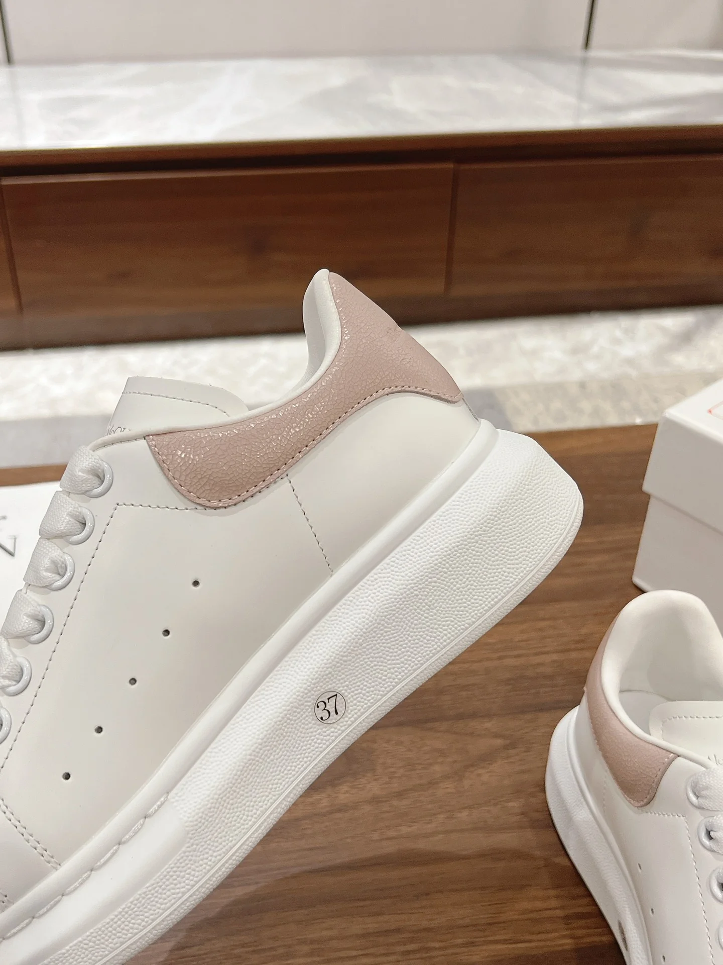 Скейтбордные кроссовки McQueen 2024 - белые