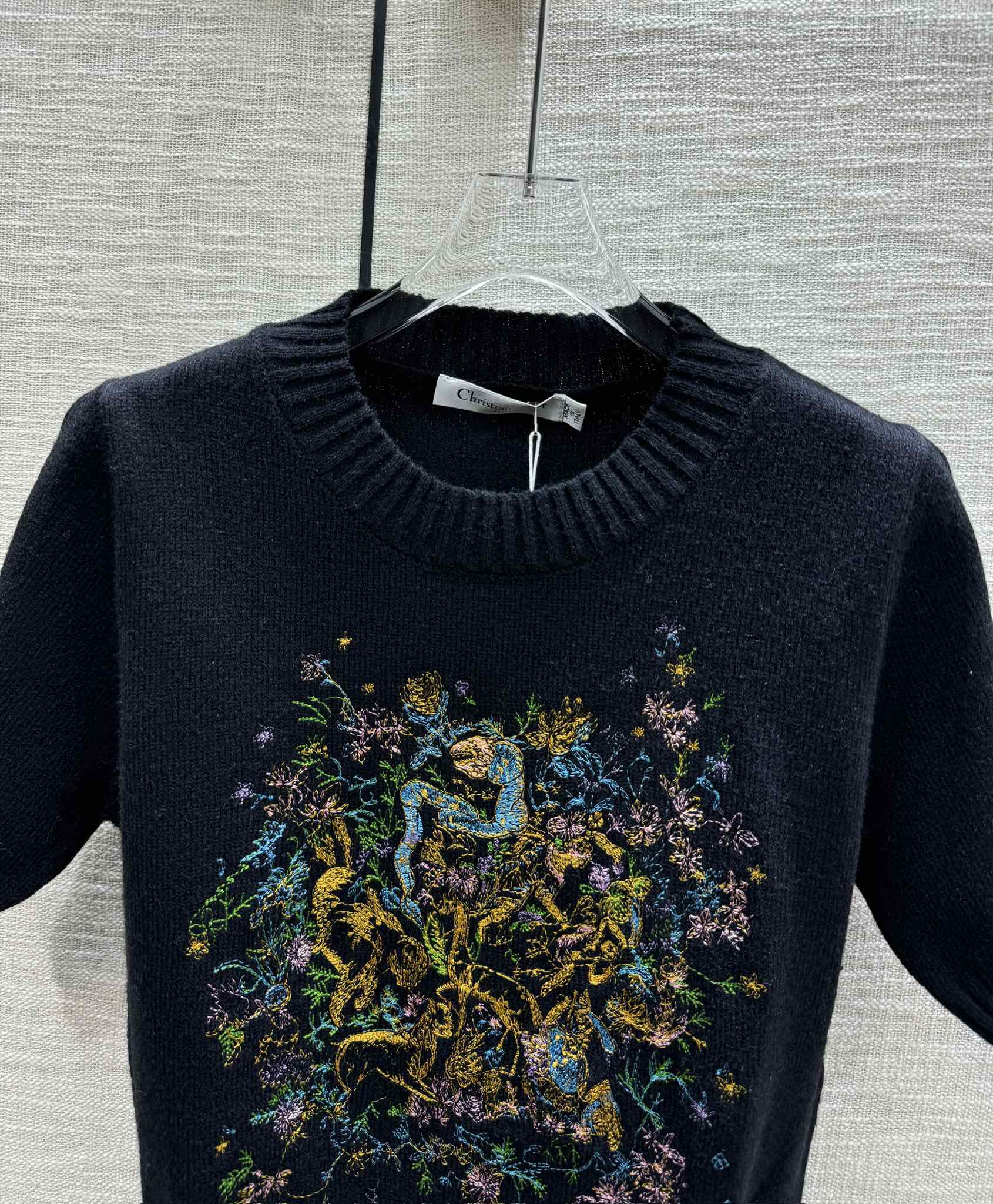 Dior - Коллекция ?Ранняя весна?, трикотажное платье с коротким рукавом и плотной вышивкой, модель 2403-24, черный.