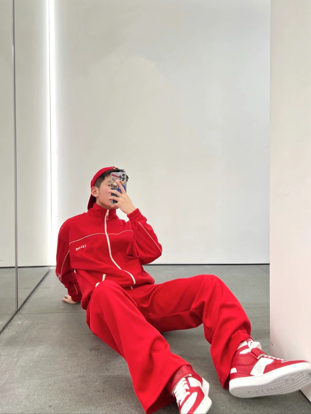 Высокие кроссовки Celine — фото в них.