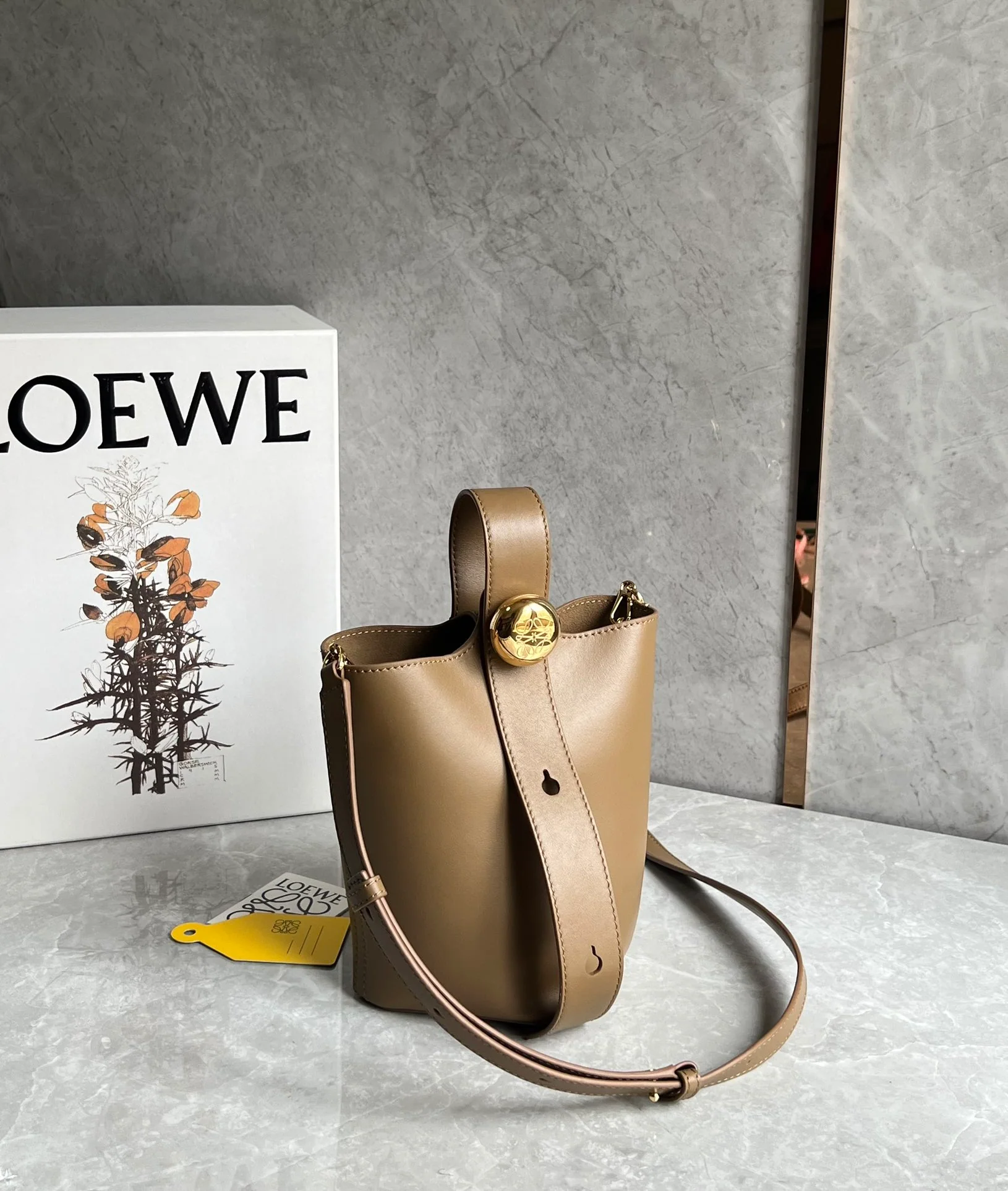 Сумка-ведро Loewe Pebble Bucket Mini Bucket Bag - коричневая