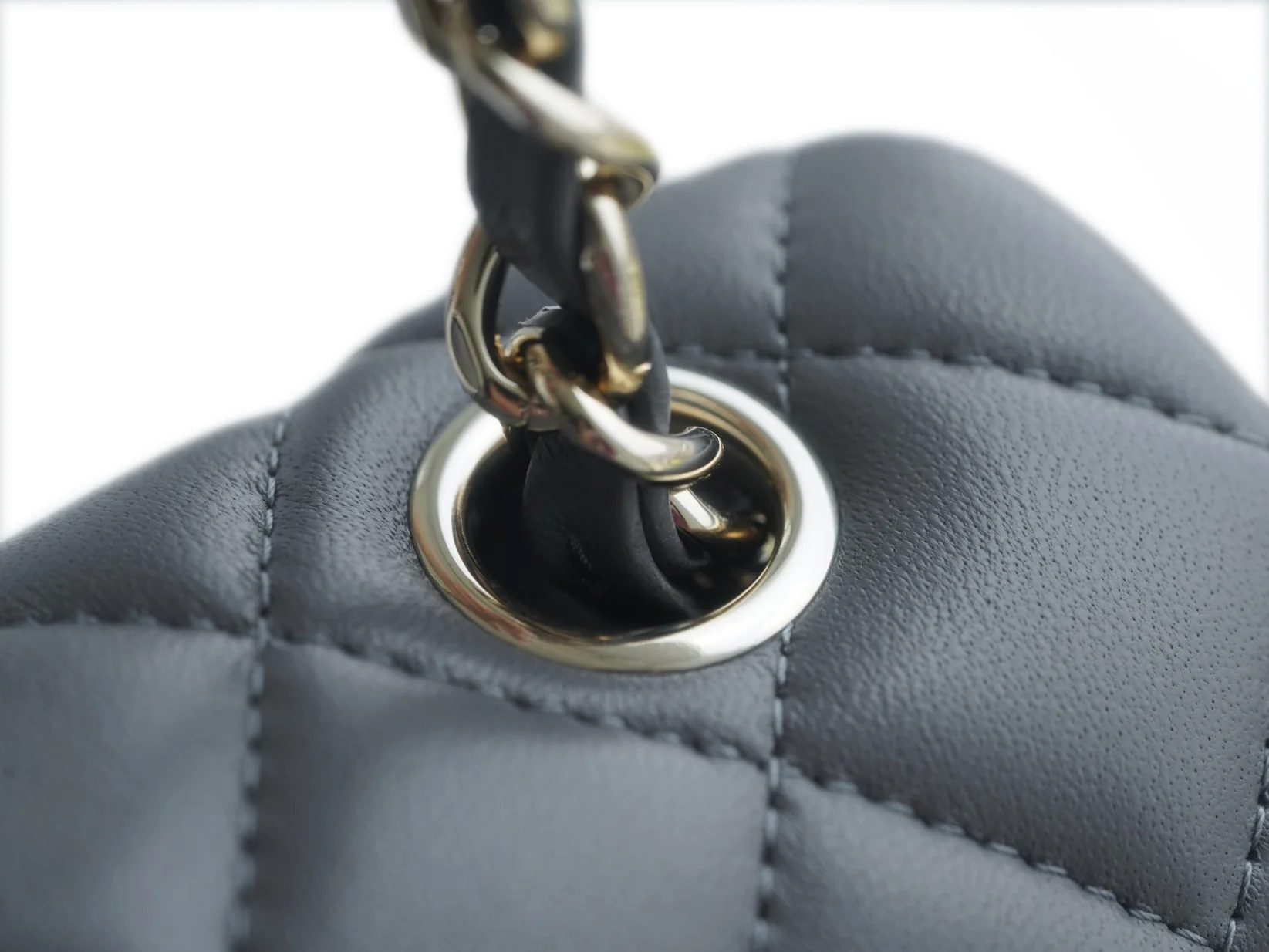 Мини-сумка Chanel CF 20 см, темно-серая, из овечьей кожи, со светло-золотистой пряжкой CF20