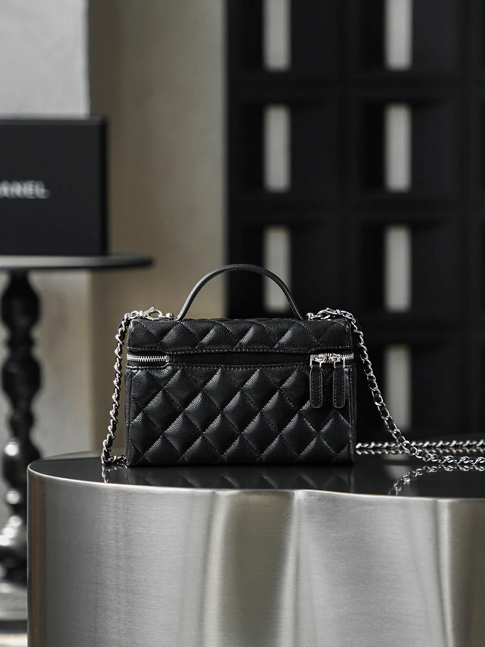 Сумка Chanel 25b Star Buckle LP Box Bag - черная с серебряной пряжкой.