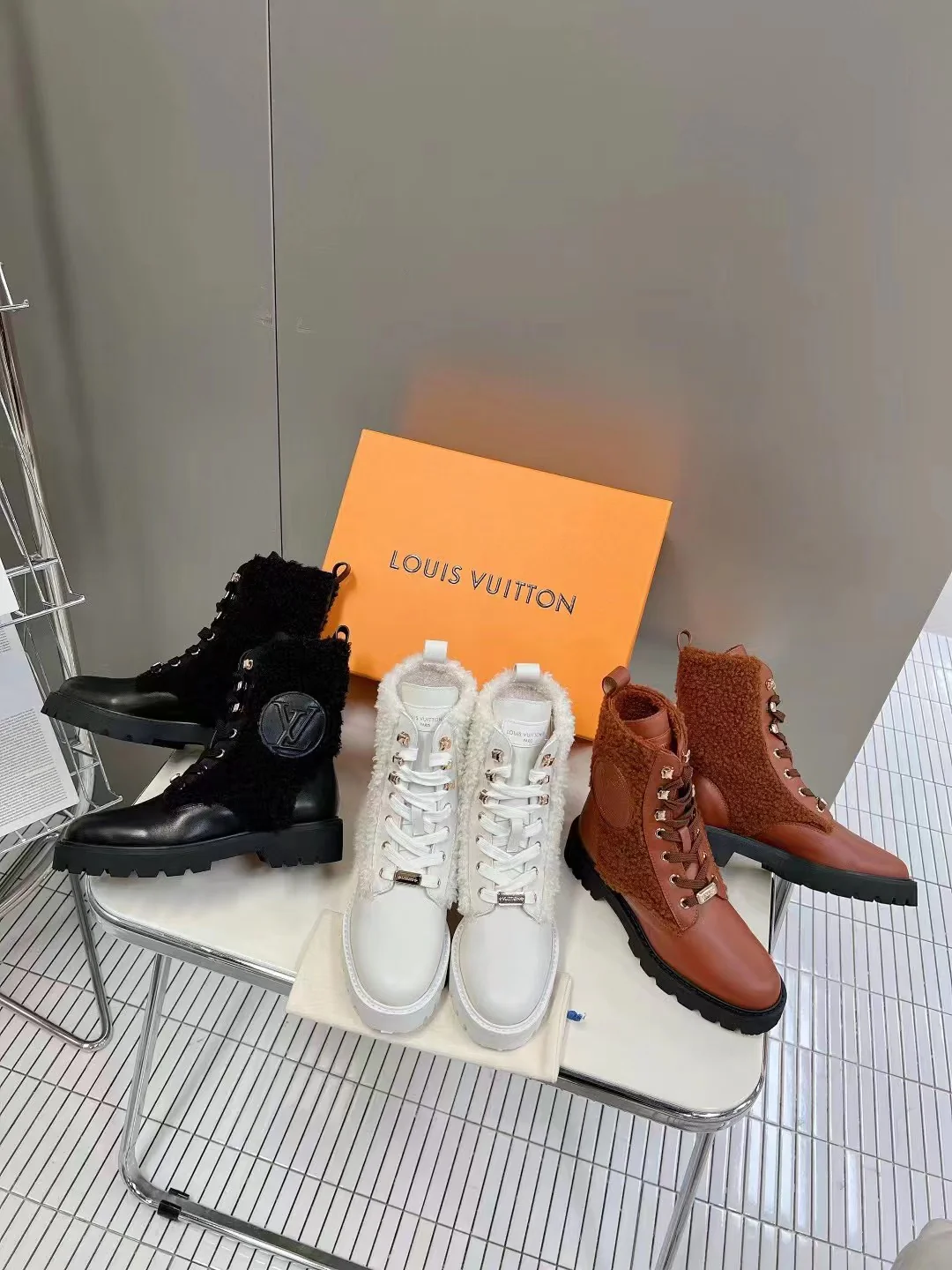 LV - Ботильоны из лакированной кожи с боковой вышивкой логотипа - Черные