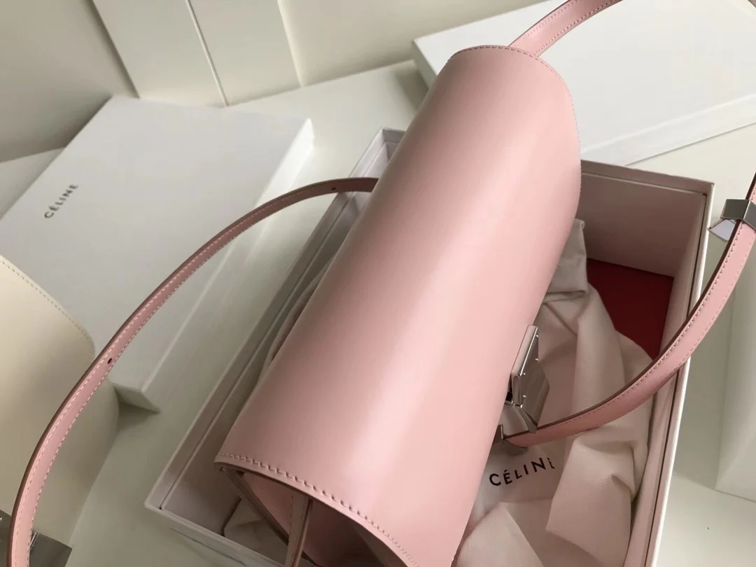 Сумка Celine Box Medium из полированной телячьей кожи — розовая с серебряными пряжками.