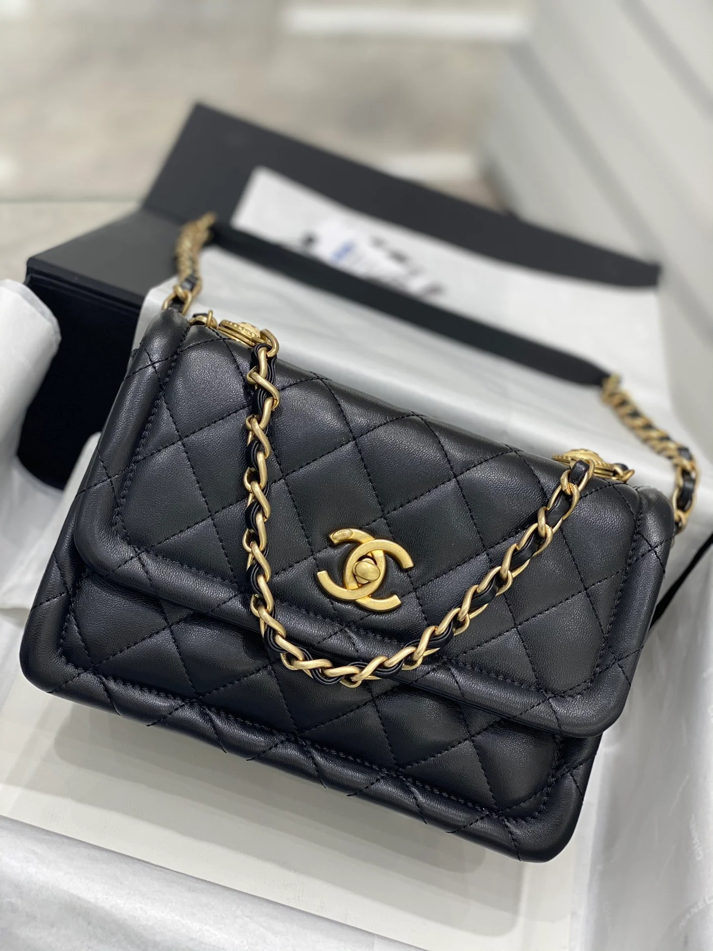 Классическая коллекция Chanel CF - Новинка сезона осень/зима 2020 - Кожа ягненка с золотой пряжкой - Черный