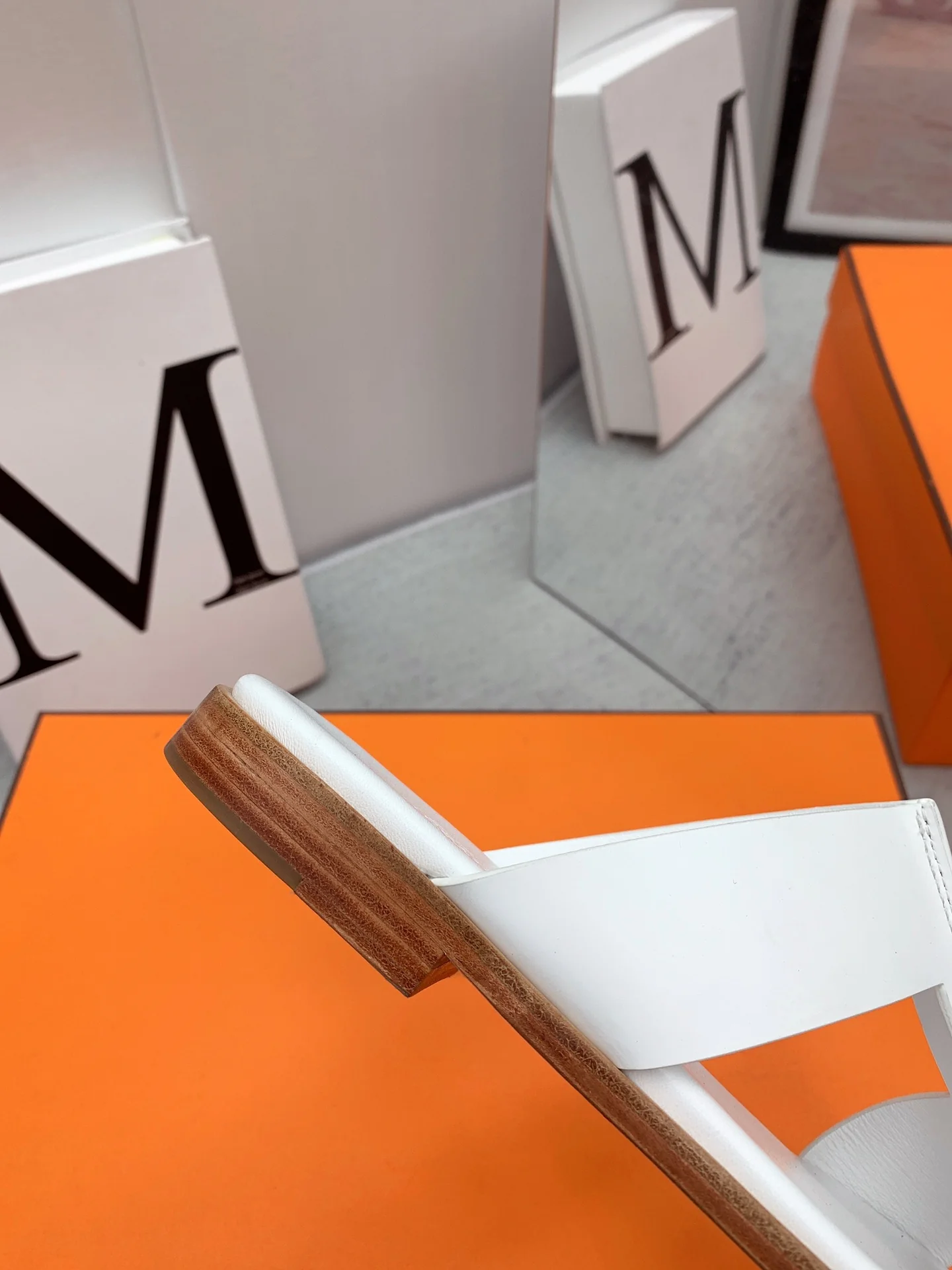 Новинка сезона осень/зима 2022 от Hermes - Сандалии на плоской подошве - 1