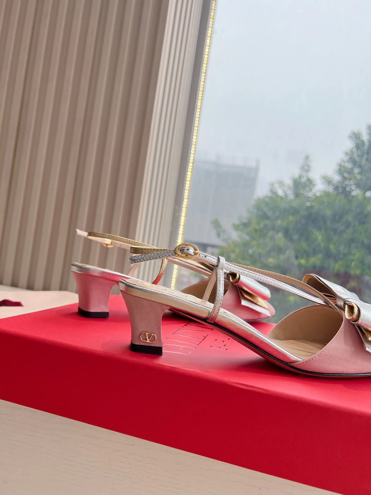 Босоножки на высоком каблуке Valentino 2024 с бантом - розовые