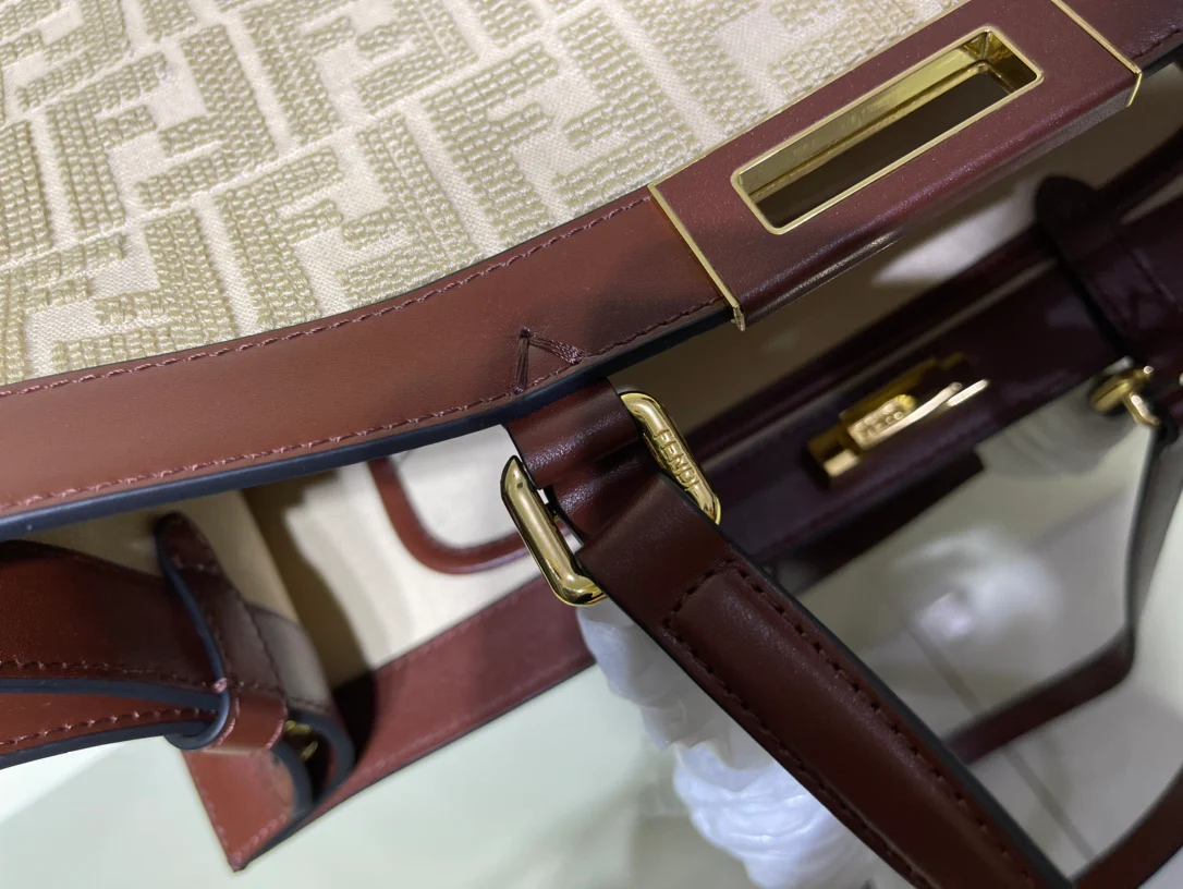 Сумка-тоут Fendi Peekaboo с ручкой из абрикосового холста.