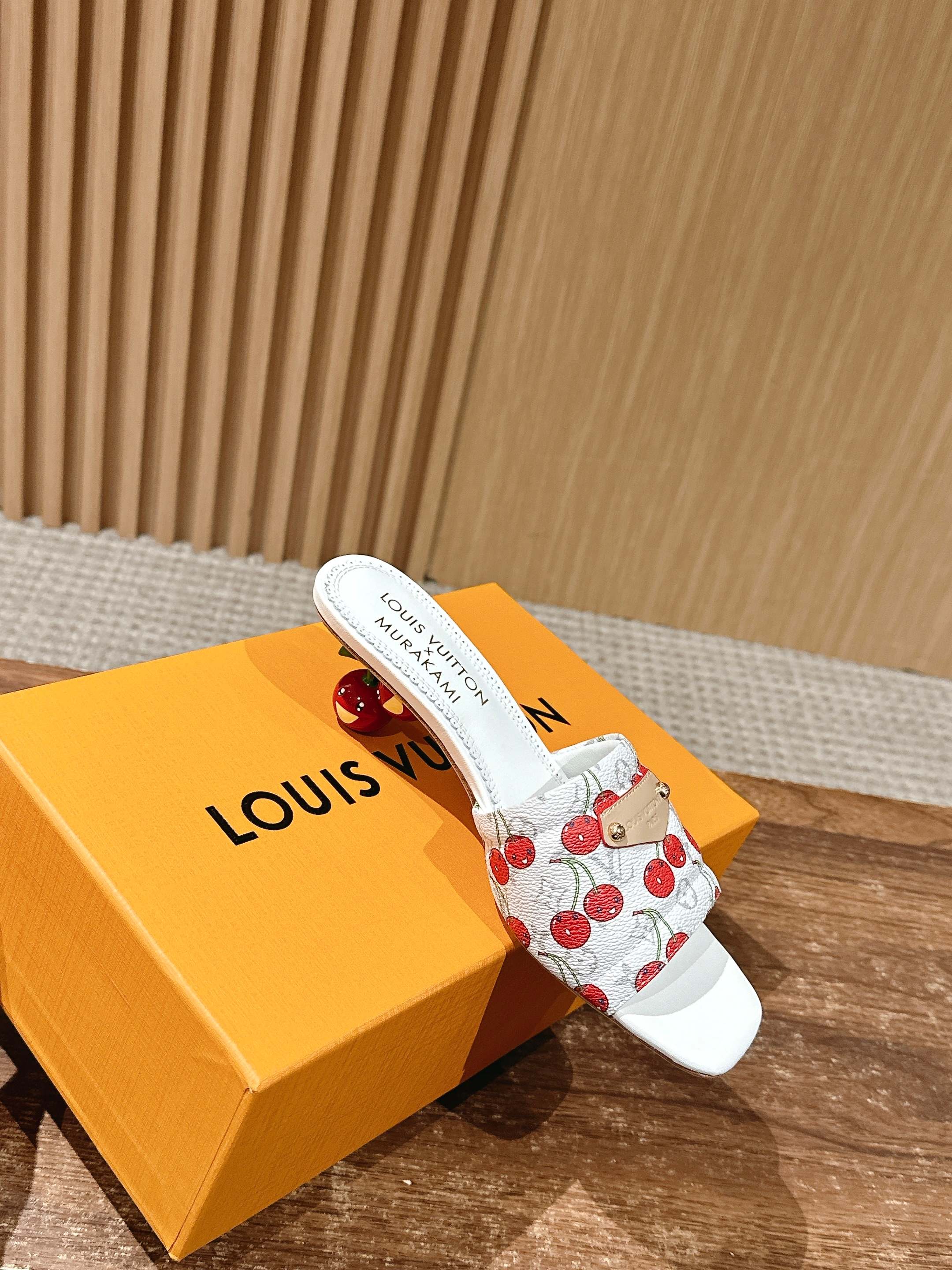 LV - Коллекция Такаши Мураками в стиле ретро - Сандалии на низком каблуке - Вишнево-белый