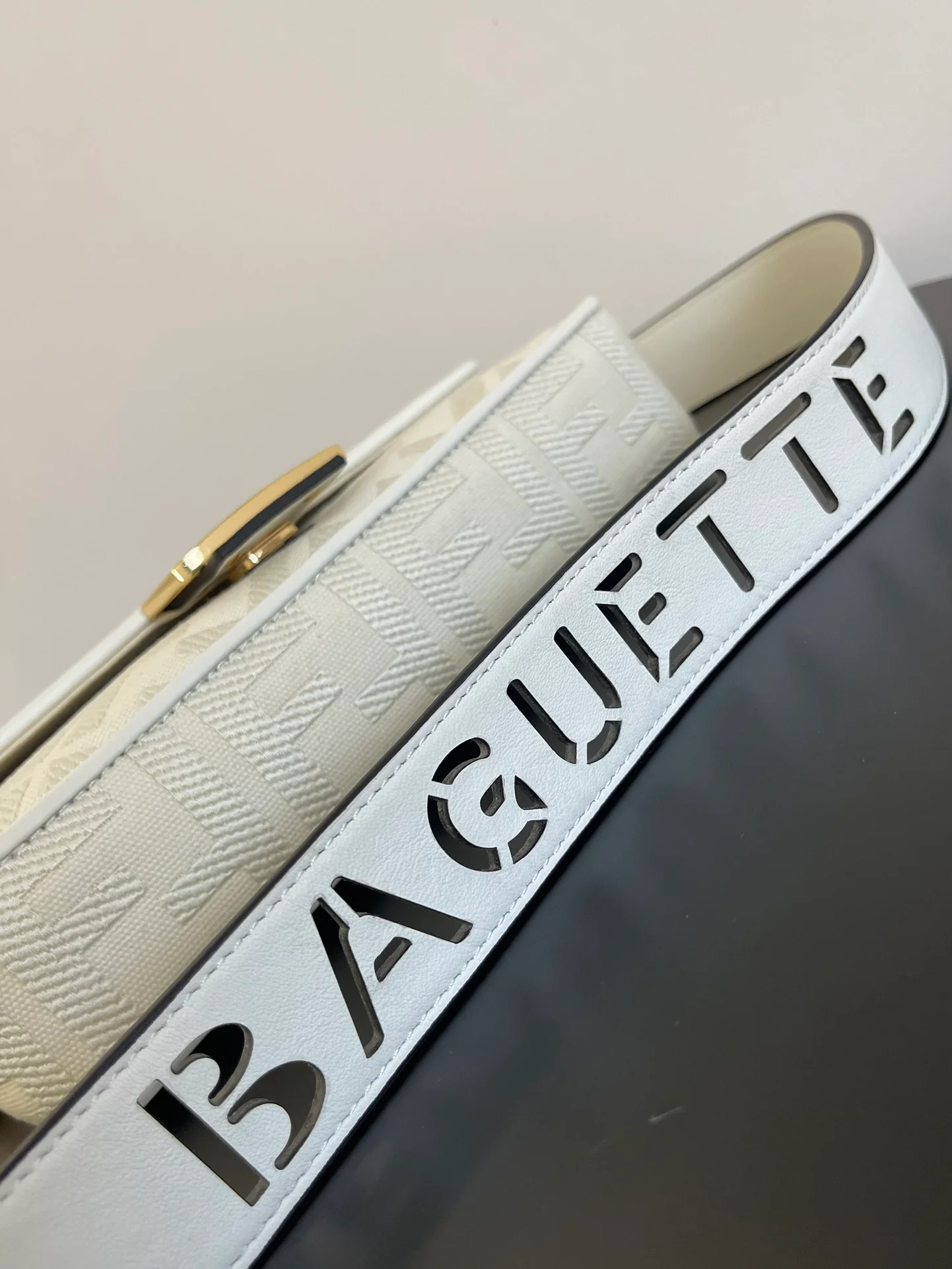 Сумка-багет Fendi с вышивкой - белая