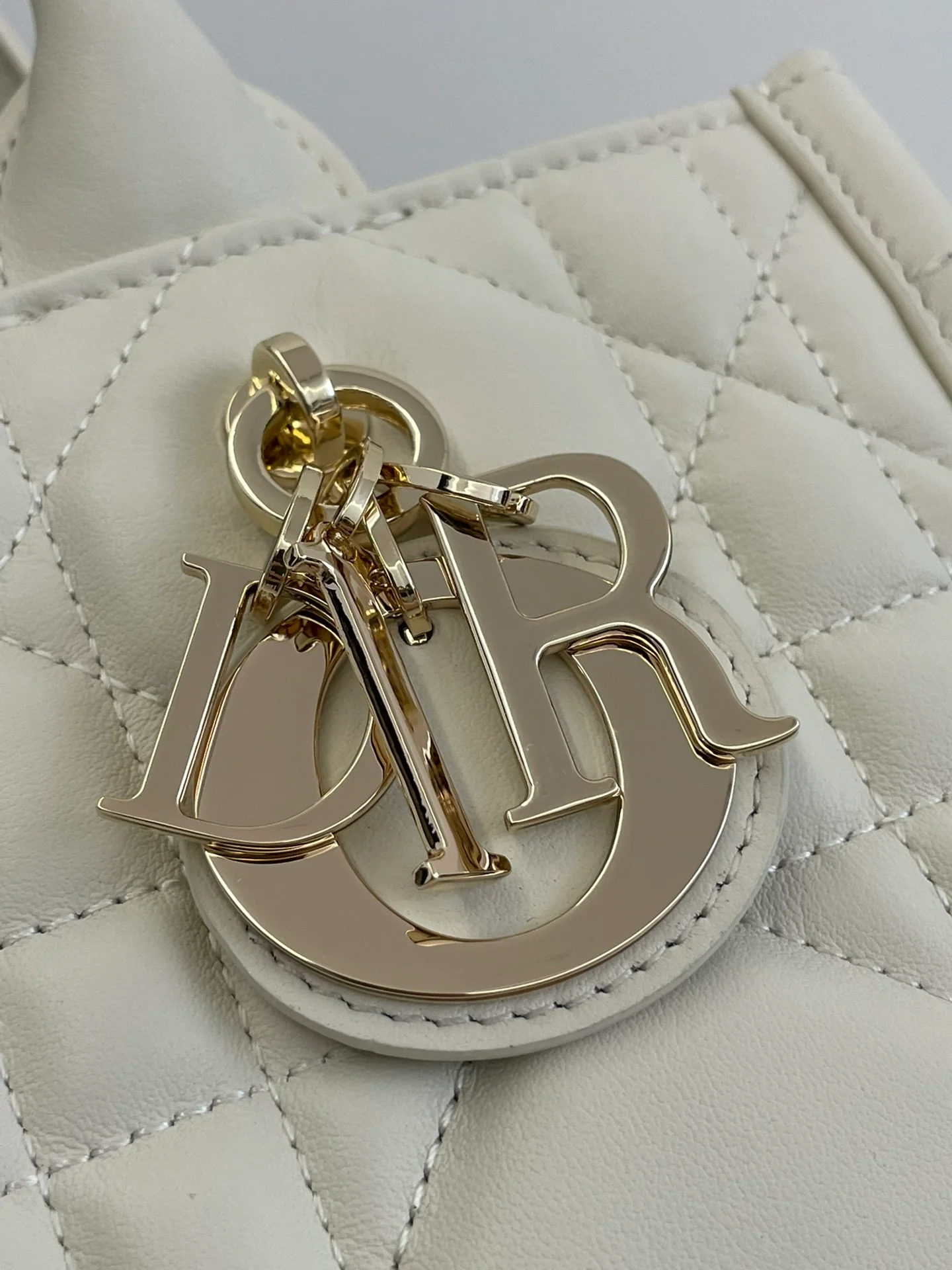 Маленькая стеганая сумка-тоут Dior из телячьей кожи - белая.