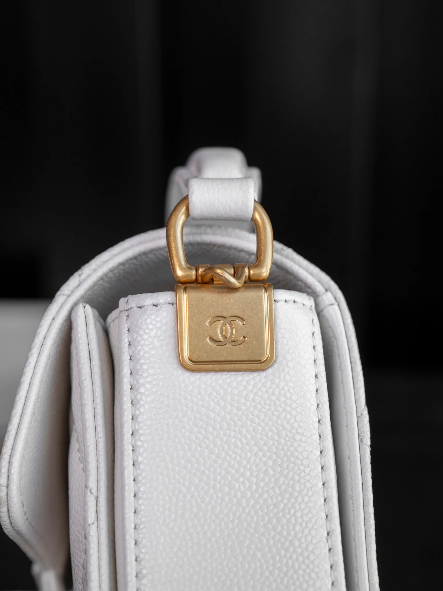 Мини-сумочка Chanel с ручкой и клапаном, белая.