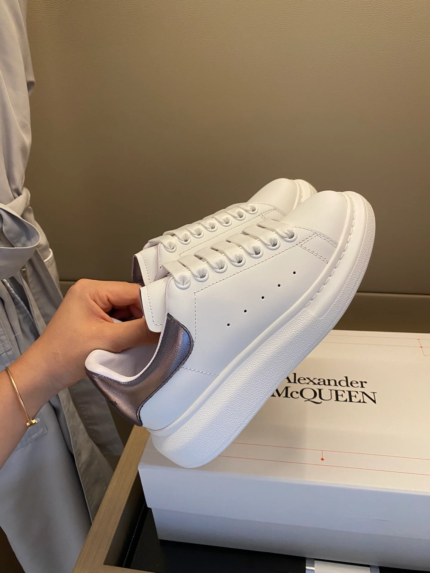 Классические белые кроссовки McQueen - бронзовые - серые