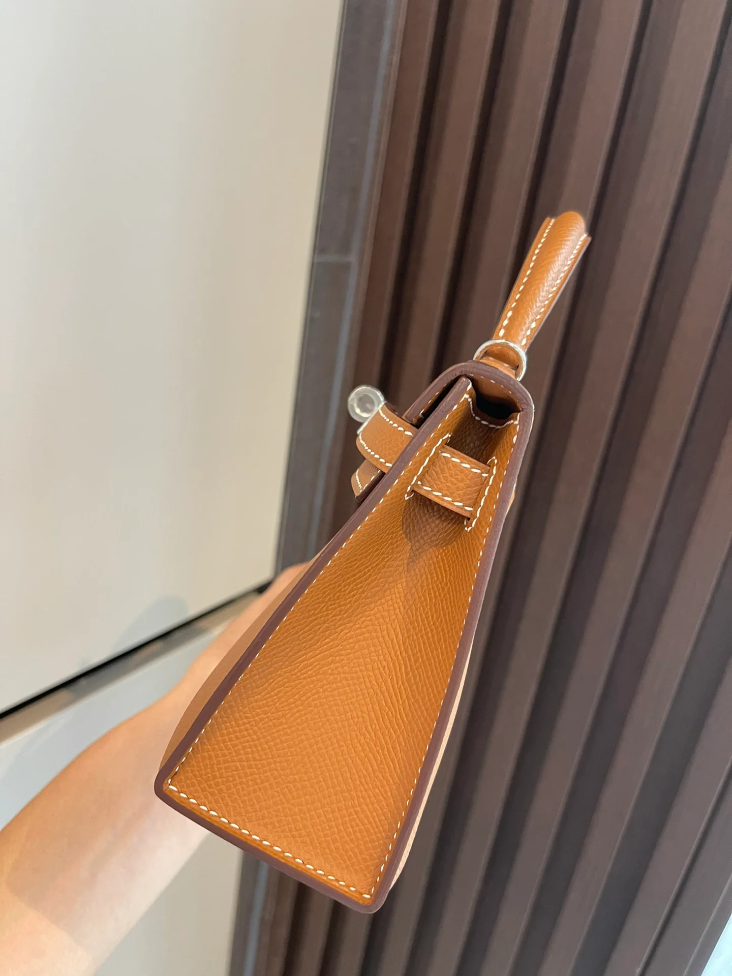 Миниатюрная пряжка Hermes Kelly 2-го поколения, золотисто-коричневая, серебристая.