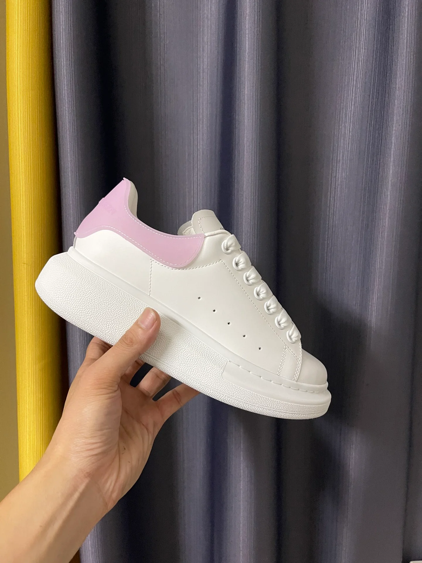 Классические белые кроссовки McQueen - унисекс - прозрачный фиолетовый каблук с эпоксидной смолой