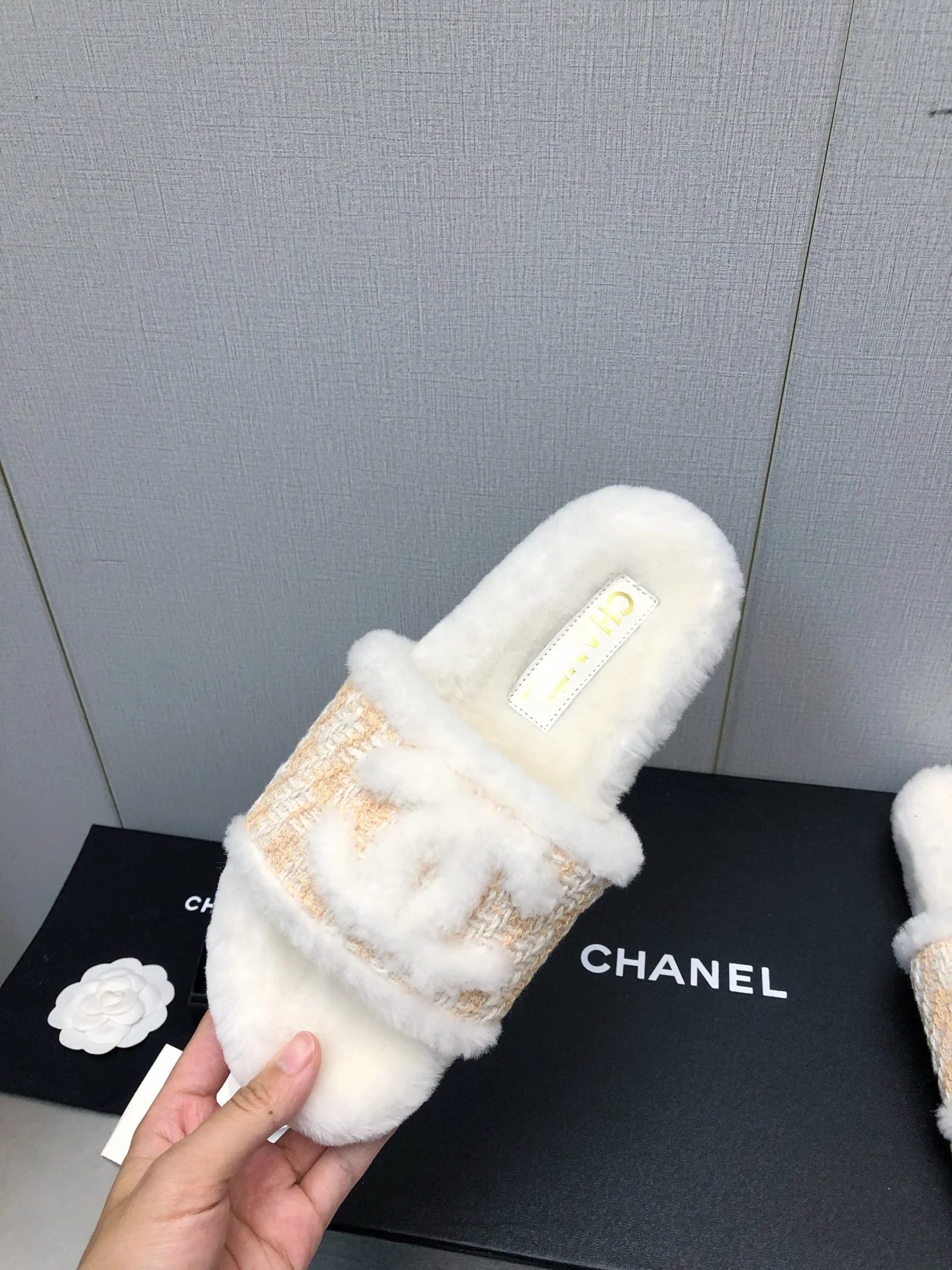 Новинка сезона осень/зима 2023 от Chanel - шерстяные тапочки в клетку - розовые.