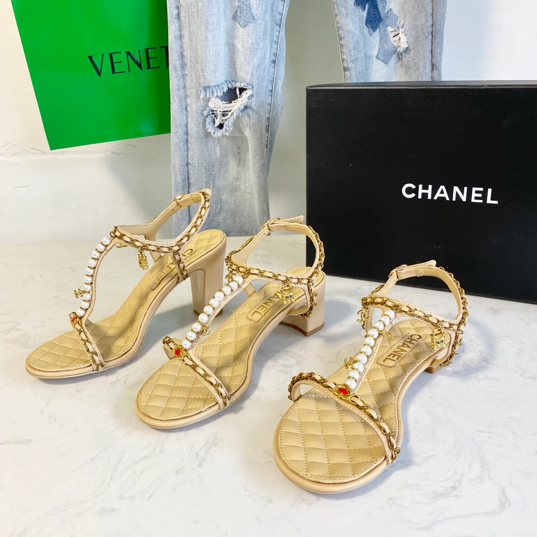 Сандалии Chanel с жемчужной цепочкой на каблуке