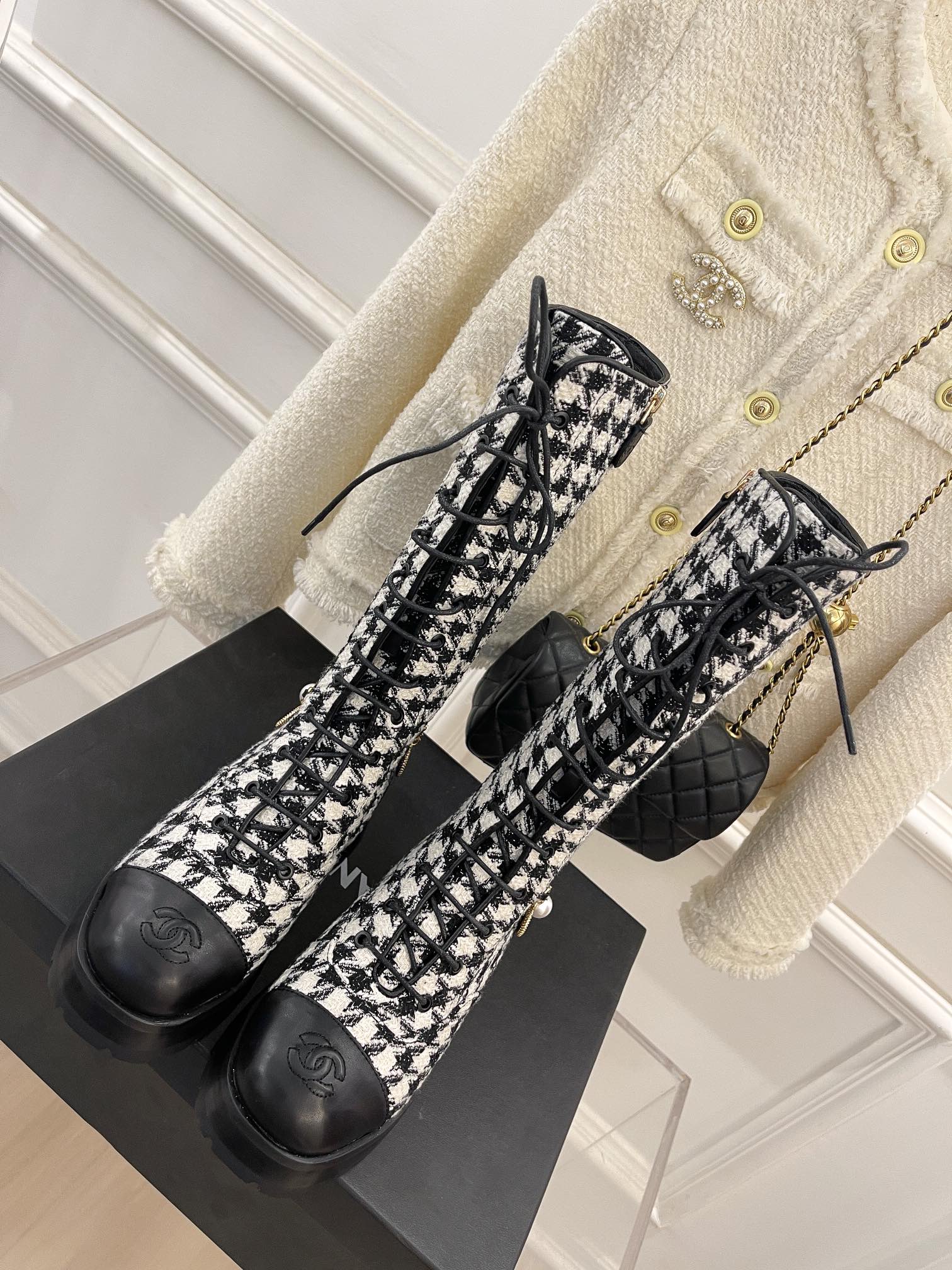 Новинка сезона осень/зима 2023 от Chanel - Ботинки с цепочкой - в клетку