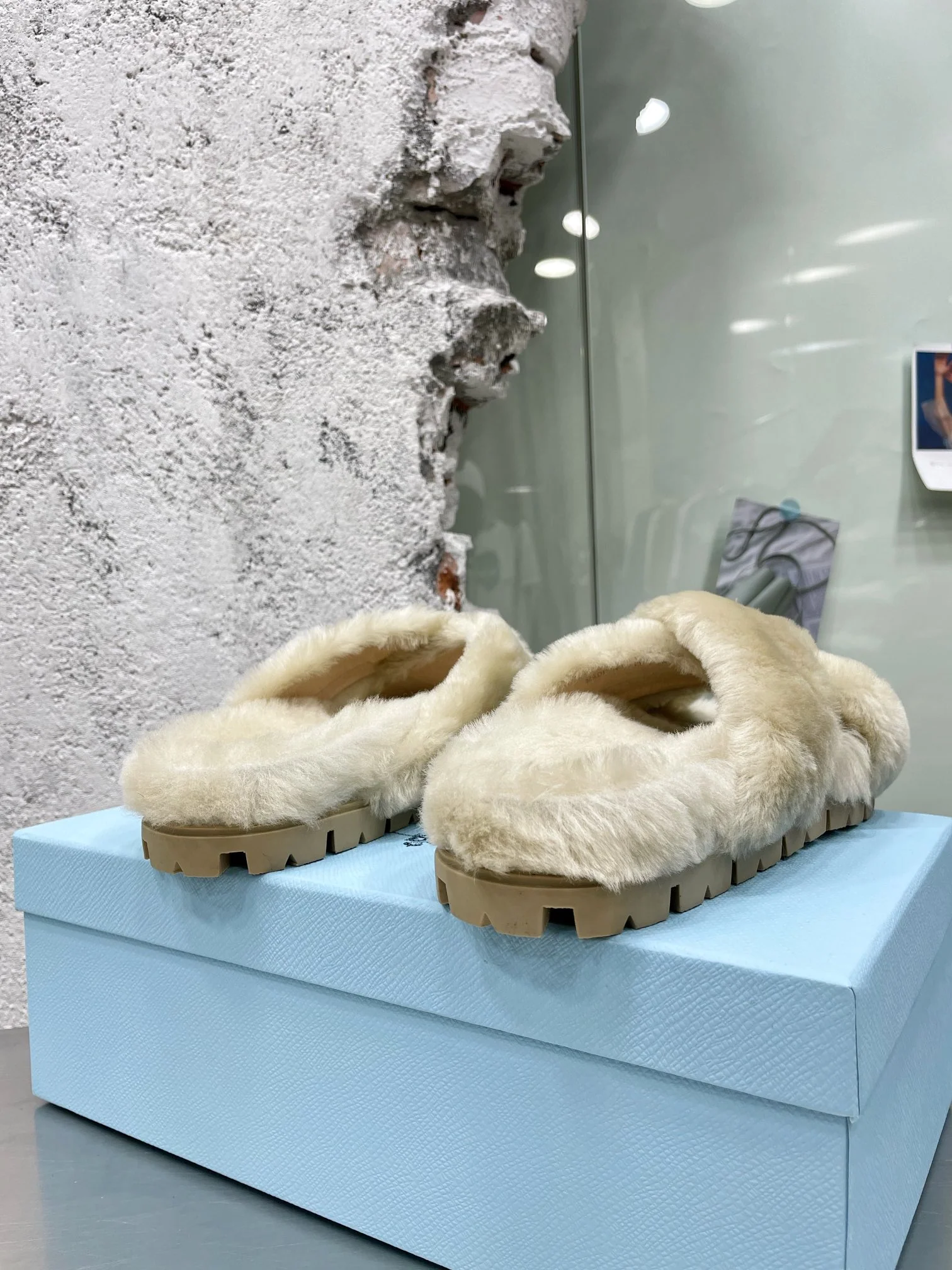 Новинка сезона осень/зима 2022 от Prada — меховые тапочки — в стиле знаменитостей