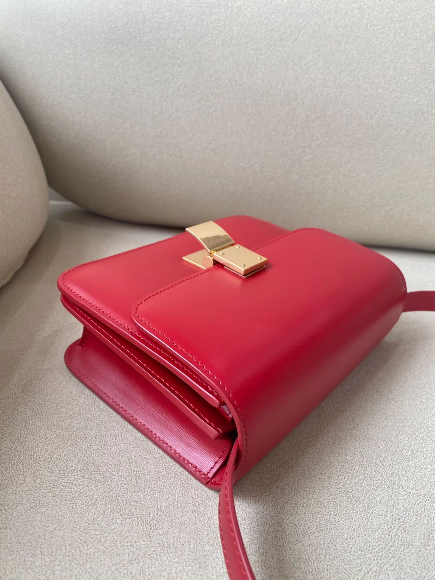 Сумка Celine Box-Tteen из полированной телячьей кожи - красная.