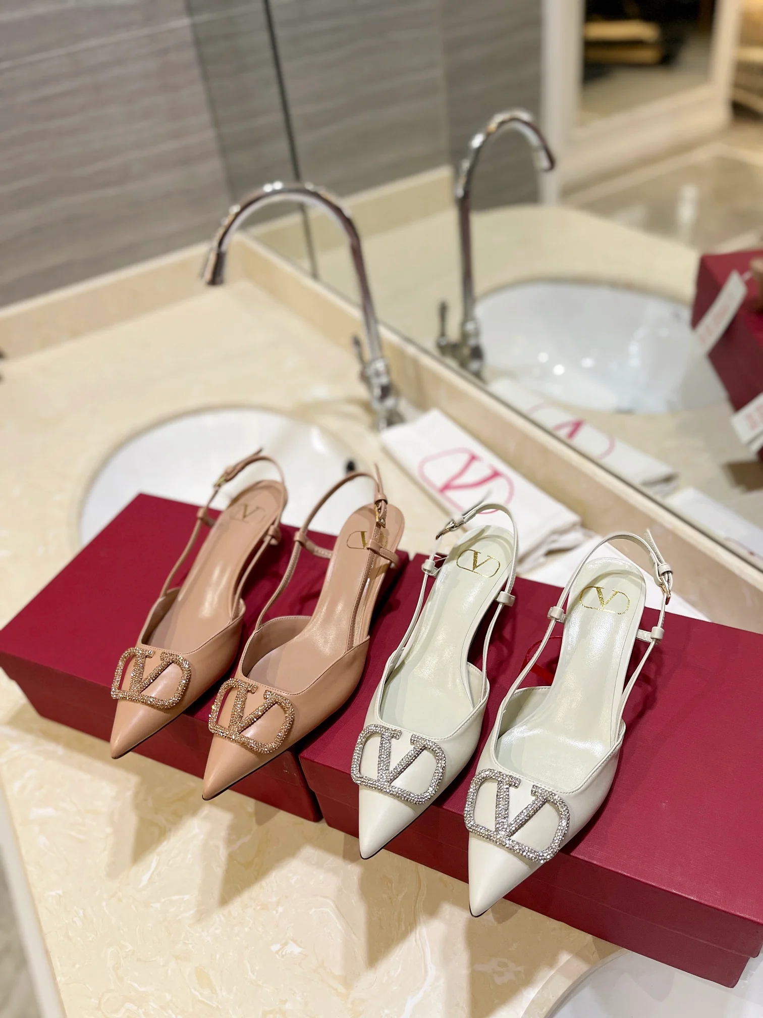 Сандалии Valentino на низком каблуке с хрустальной пряжкой - абрикосового цвета