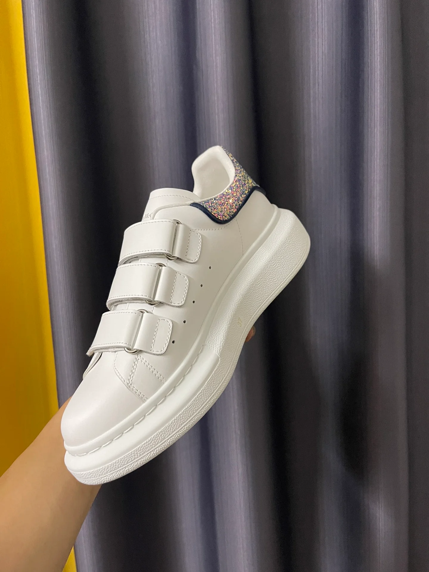 Классические белые кроссовки McQueen - унисекс - дизайн 