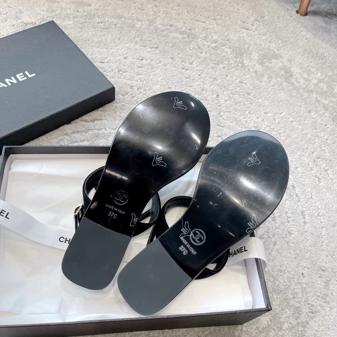 Новинка сезона весна/лето 2023 от Chanel - сандалии из овечьей кожи с драгоценными камнями - черные.