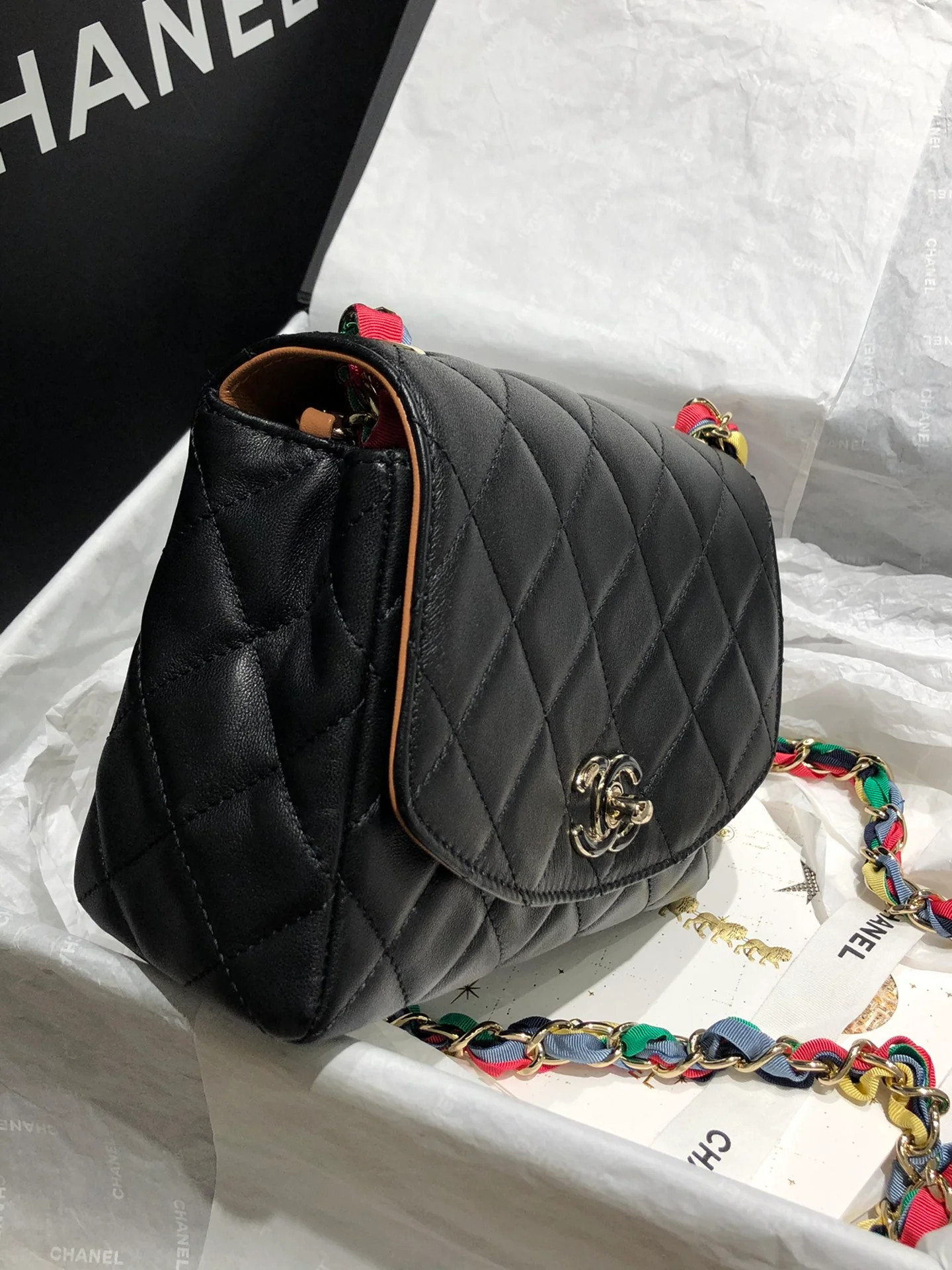 Сумка Chanel с радужной цепочкой, 2022 год.