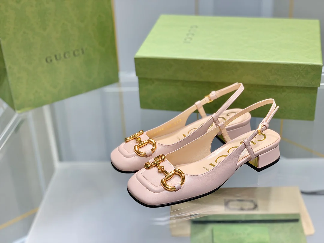 Весенняя коллекция Gucci 2021 — Невероятно милые сандалии на массивном каблуке с пряжкой в ??виде конской уздечки
