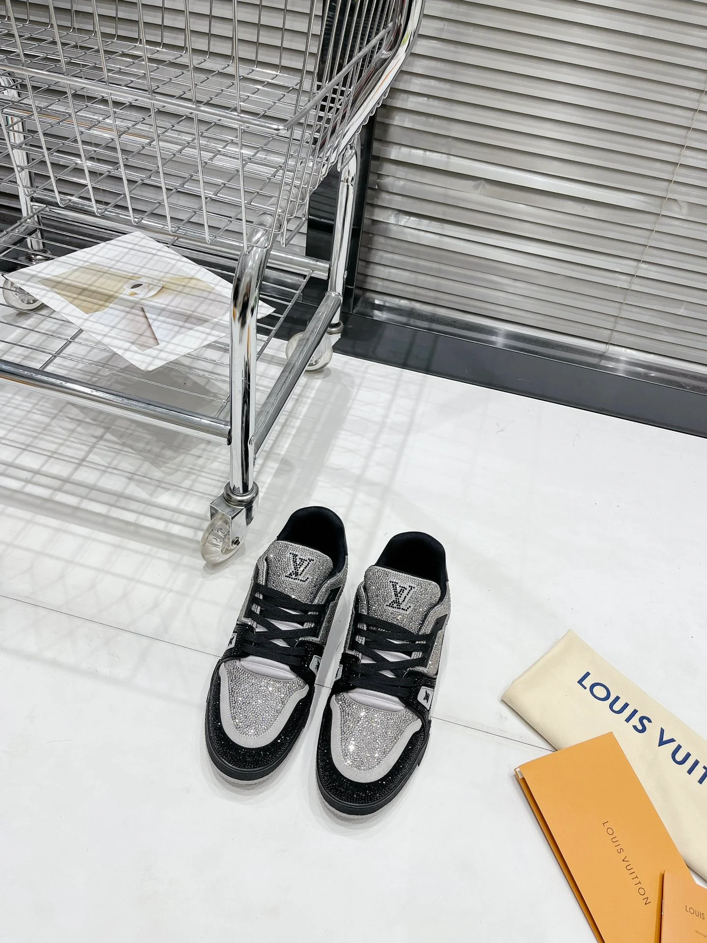 Кроссовки LV Trainer - обувь для скейтбординга - глянцевый черный и серебристый - унисекс