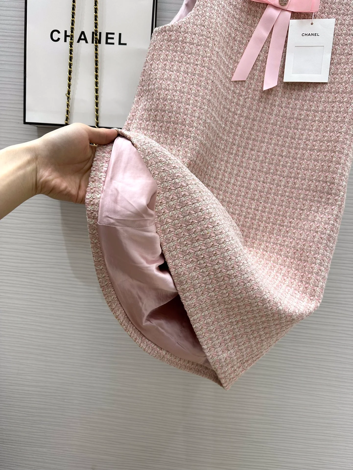 Chanel - 2403-24 Ранняя весна. Новый стиль. Классическое тканое платье с круглым вырезом в девичьем стиле.