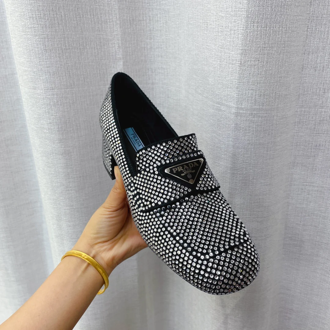 Туфли Prada, лоферы Prada на низком каблуке, украшенные стразами, серебристые.