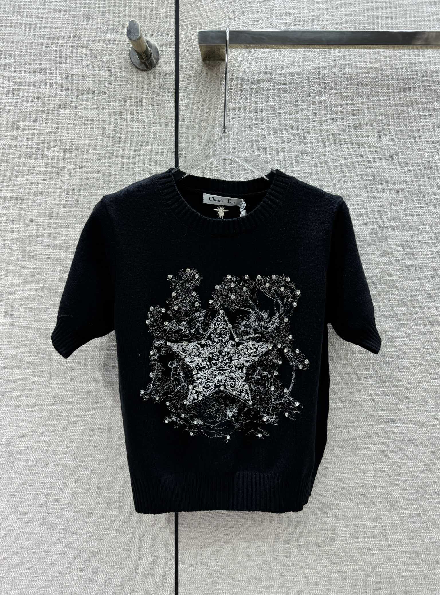 Dior - 2403-24 Ранняя весна, новая модель Star Knit с коротким рукавом - Черный