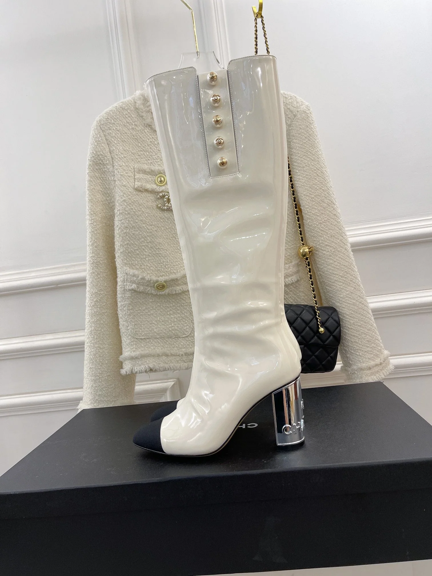 Новинка сезона осень/зима 2022 от Chanel - Сапоги на высоком каблуке - Белые