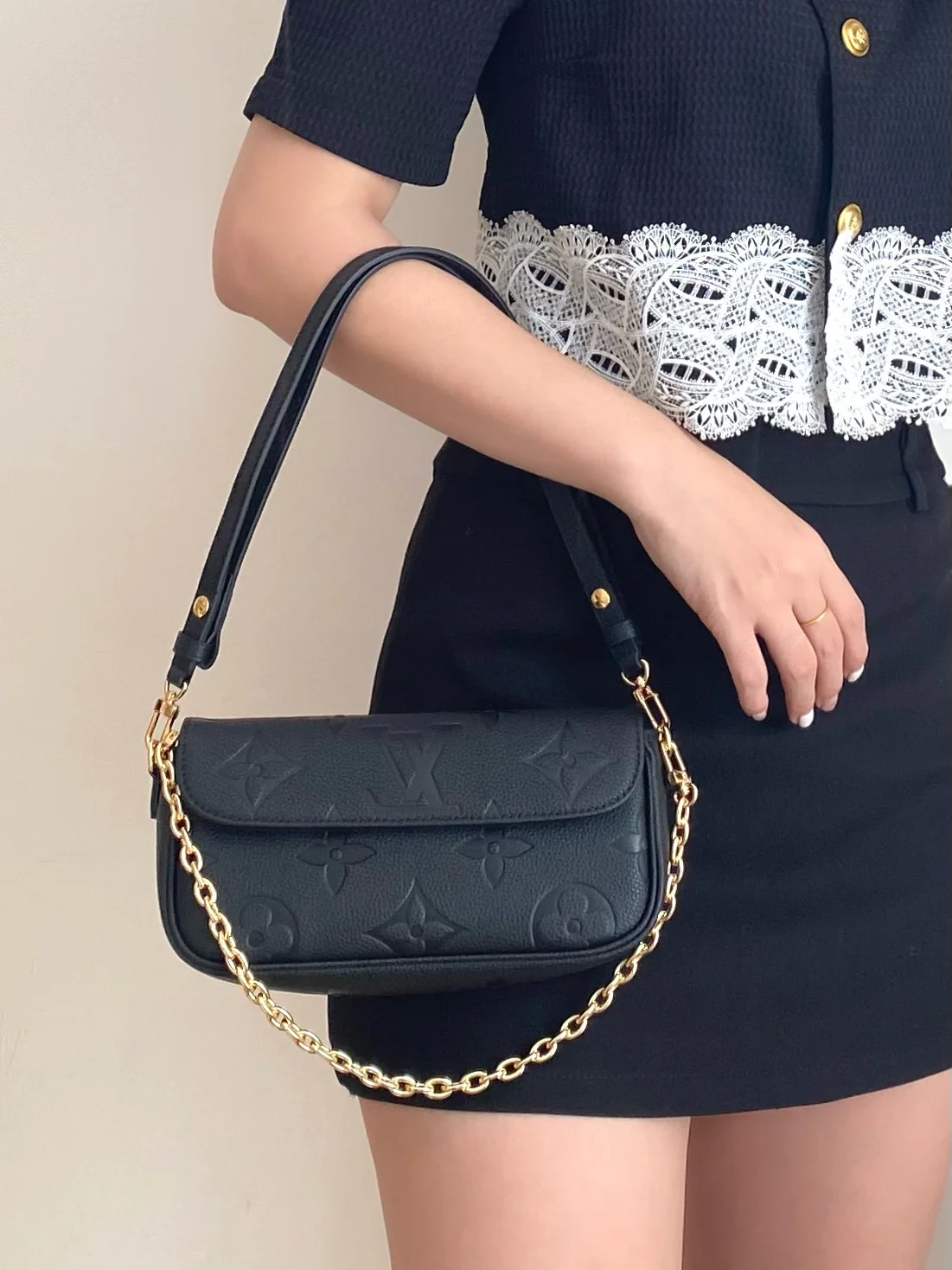 m81911-LV-кошелек-на-цепочке-айви-черный