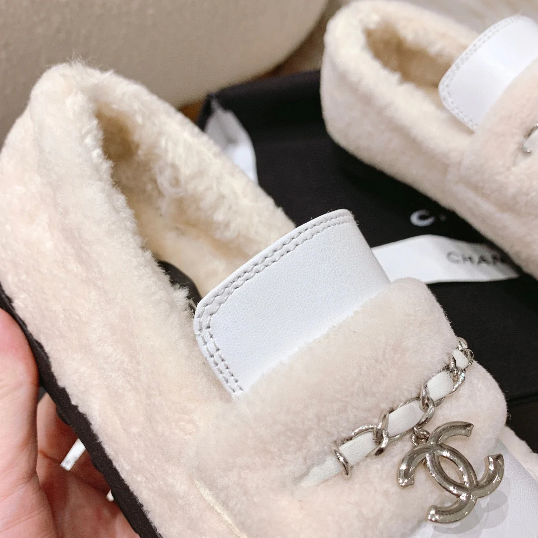 Весенняя коллекция Chanel 2022 — Балетки из лоскутков овечьей шерсти — Белые