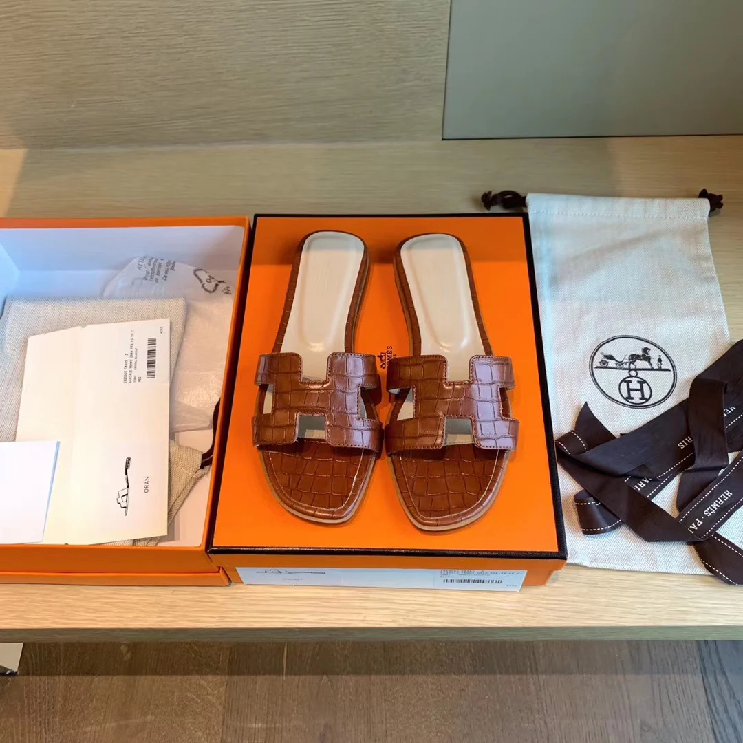 Сандалии Hermes на плоской подошве - с каменным узором