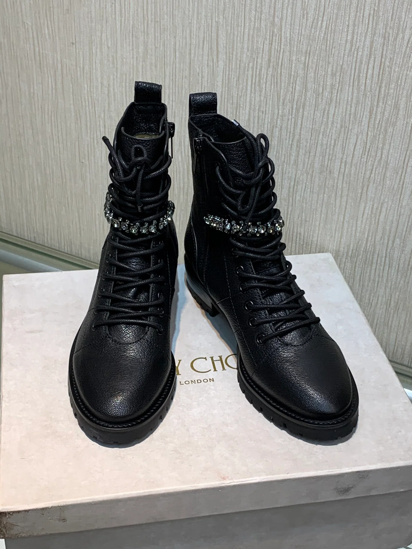 Jimmy - Новинка сезона осень/зима 2022 - Женские сапоги, украшенные стразами Swarovski