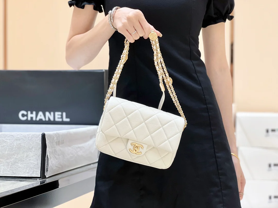 Сумка Chanel CF с цепочкой и монетками — зернистая телячья кожа — маленькая — белая — фотографии, демонстрирующие, как она выглядит на руке.