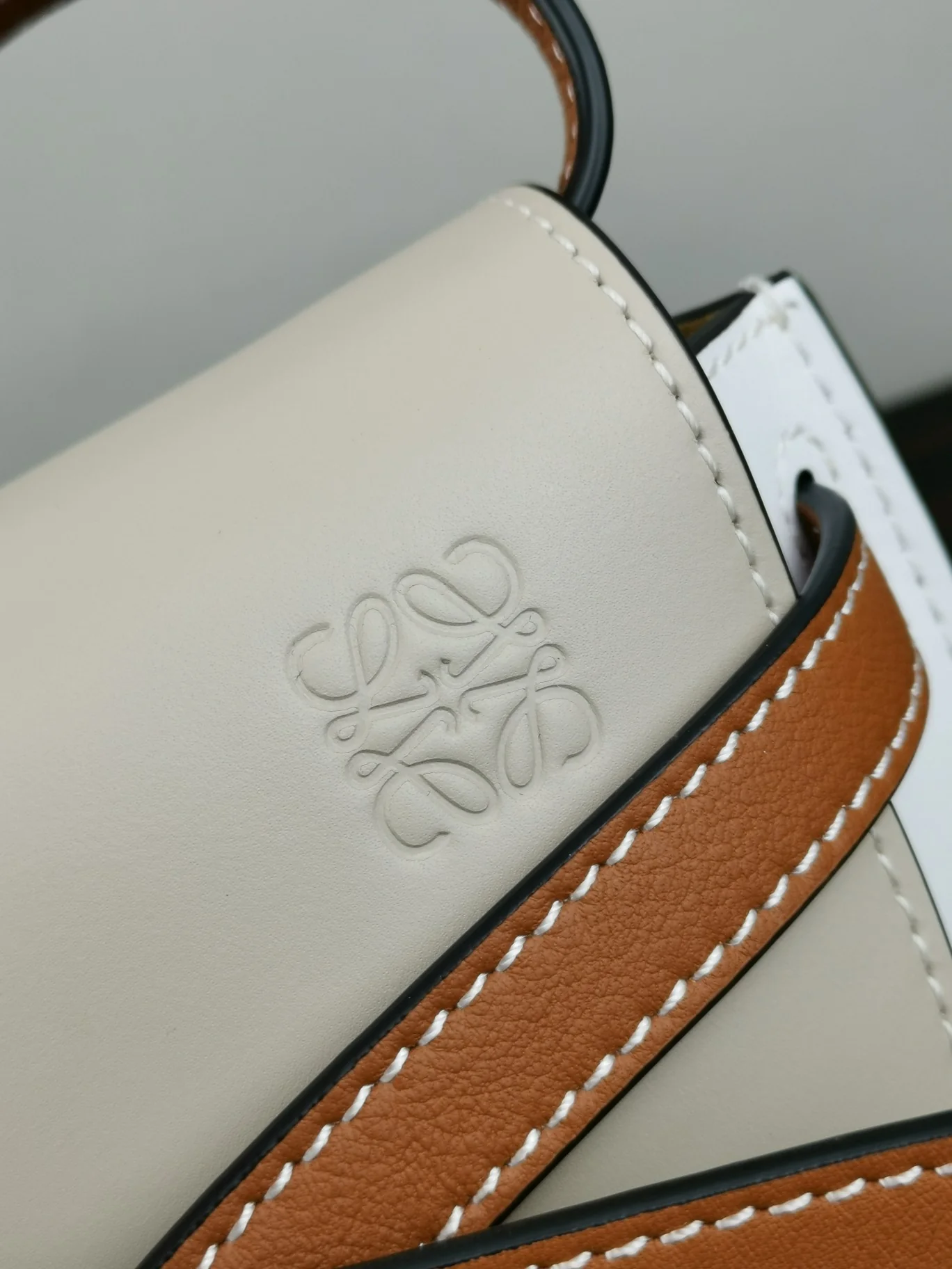 Loewe-gate-mini-21x12-5x9-5-cm-11