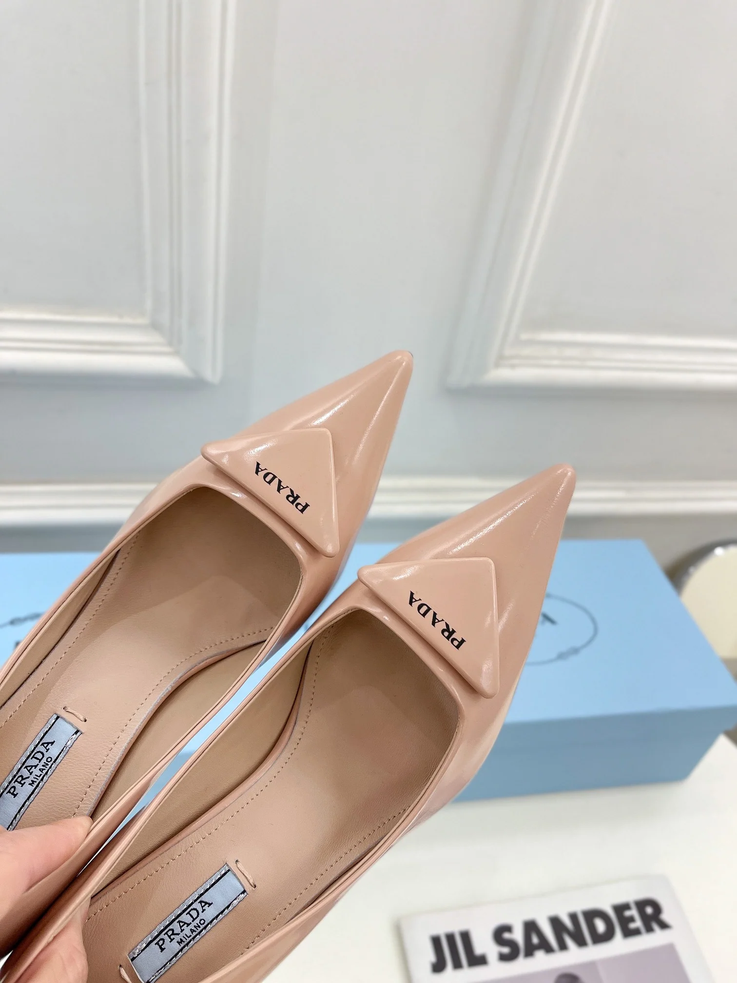 Новинка весны 2023 года от Prada - туфли на высоком каблуке с острым носком - розовые.