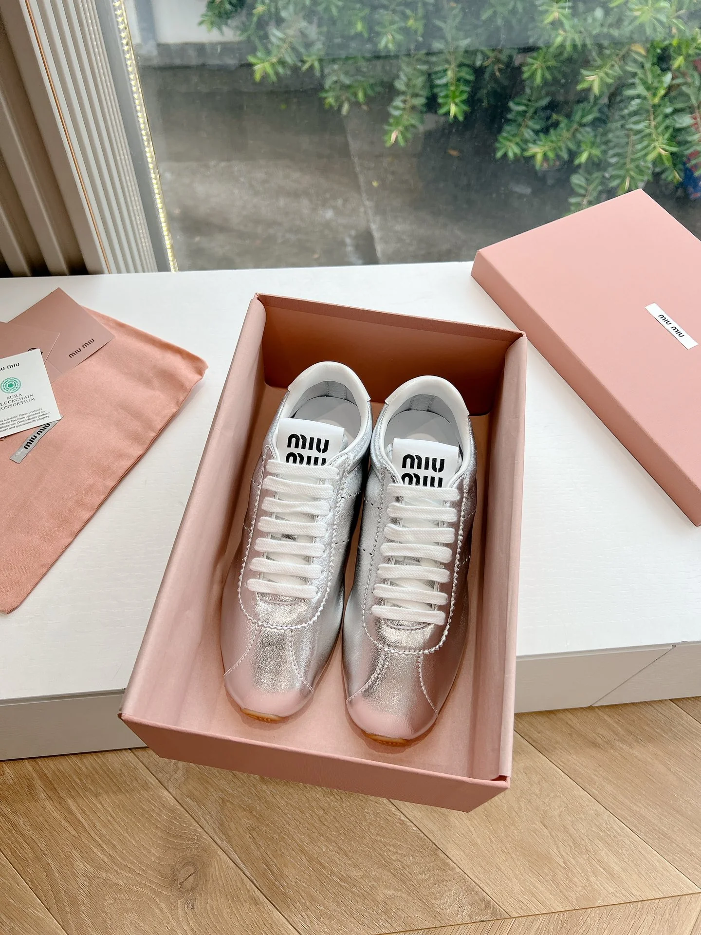 Повседневные туфли Miu Miu 2024 - серебристые